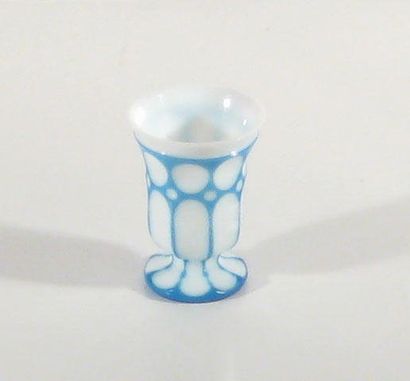 null Vase en opaline sur piédouche à lèvre évasée à motifs géométriques bleus sur...