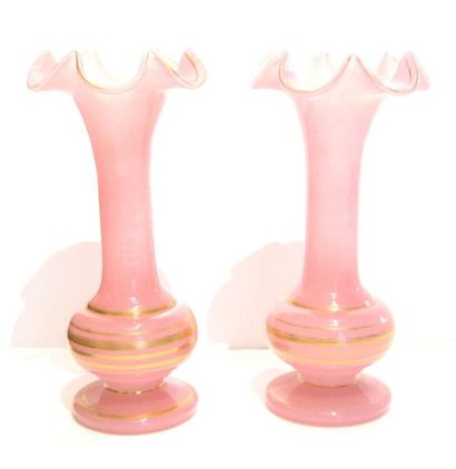 null Paire de vases en opaline rose sur piédouche à panse globulaire et lèvres ondulées...