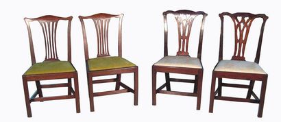null Deux paires de chaises en acajou d'époque Chippendale, pieds arrières sabres...