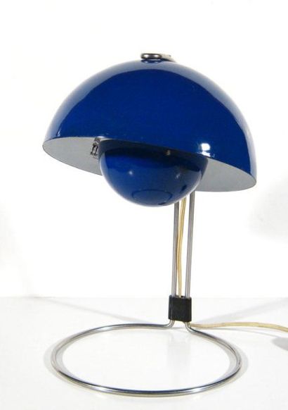PANTON, Verner (1926-1998) Rare lampe de table en métal émaillé bleu et métal chromé....
