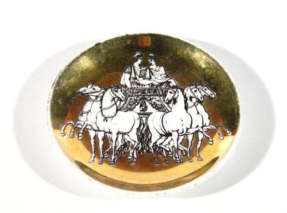 FORNASETTI, Piero (1913-1988) Assiette en céramique imprimée à motifs antiques, réalisée...