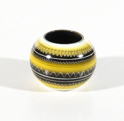 null Petit vase en céramique peinte à décors abstraits noirs, jaunes et blancs. Zoiegler,...