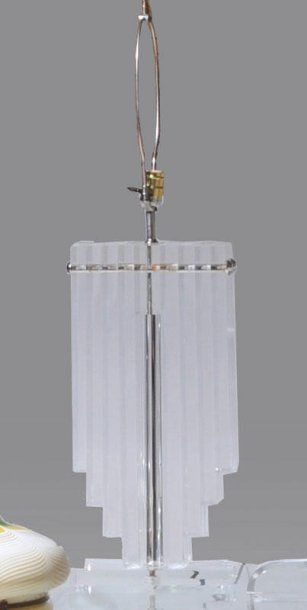 null Lampe de table en acrylique. Circa 1970. Acrylic table lamp. Circa 1970 97.5x27x13cm...