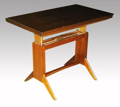 null Table en bois laqué, mécanisme qui se déploie en hauteur et en largeur. Fait...