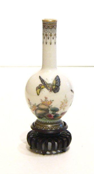 null Vase en céramique à panse globulaire à décor polychrome de papillons sur fond...