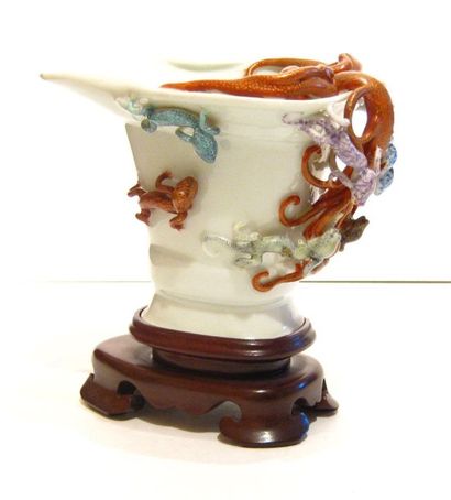 null Vase en céramique à décor polychrome en relief de salamandre et pieuvres. Chine....