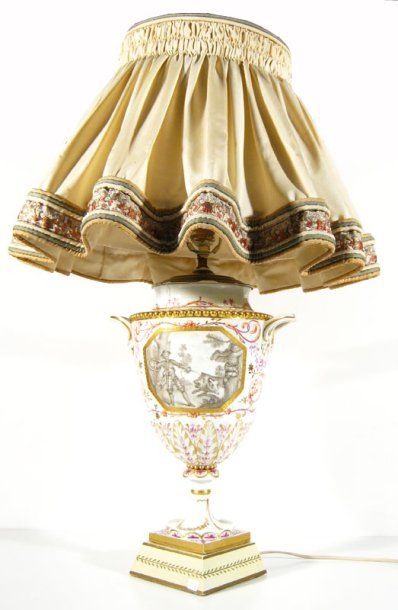 null Lampe en porcelaine de style Georges III à décor de scène de chasse et floral...