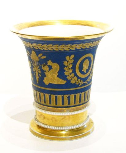 null Vase de forme cratère Louis XVI à décor antique sur fond bleu. Piédouche doré...