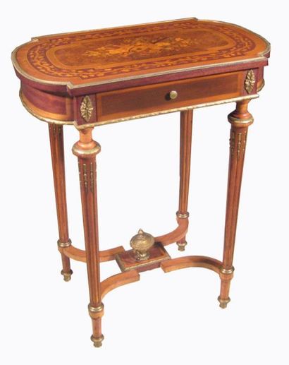 null Petite table de style Louis XVI d'époque Napoléon III, plateau marquetée aux...