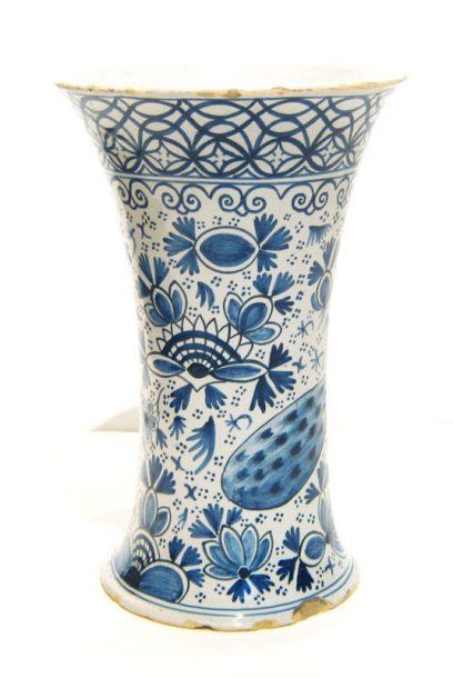 MAKKUM Vase trompette en faïence à décor d'oiseaux et motifs floraux bleus sur fond...