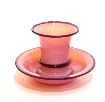 null Tasse et sa sous-tasse en opaline rose ornés de filets en opaline brune, lèvre...