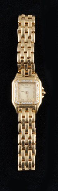 CARTIER Montre de dame, modèle Santos, en or jaune 18kt, lunette sertie de diamants...