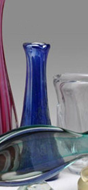 null Vase soliflore en verre épais bleu et bullages. Circa 1960. Blue and « bullage...