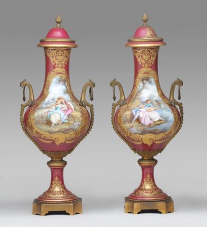 null Paire de vases en porcelaine dite « de Sèvres » et bronze à décor de couple...