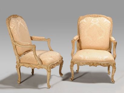 null Paire de fauteuils d'apparat à châssis de style Louis XV toute face en bois...