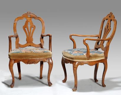 null Paire de fauteuils en bois sculpté, supports d'accotoirs et pieds mouvementés,...