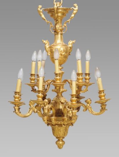 null Lustre de style Louis XIV en bronze doré à 16 feux, décor de chevaux ailés et...