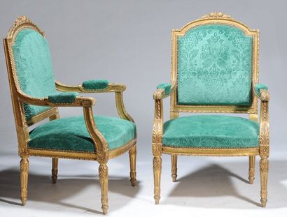 null Paire de FAUTEUILS de style Louis XVI et d'époque Napoléon III en bois sculpté...