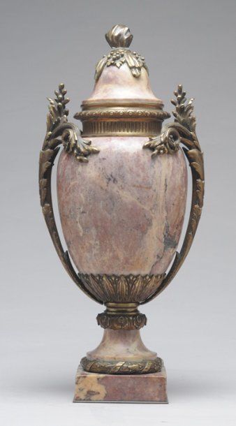 null FLEUR DE PÈCHE en marbre et bronze doré, prises en forme de feuillage avec un...