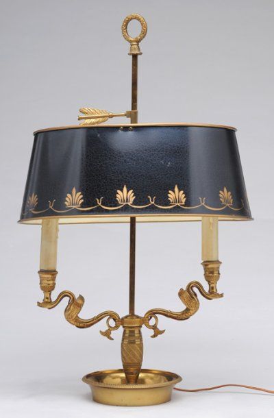 null LAMPE BOUILLOTTE en bronze doré de style Regency à deux feux et décor d'oiseaux....