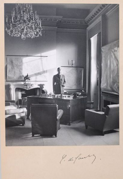 BEATON, Cecil (1904-1980) Le général Charles De Gaulle dans son bureau de Londres,...