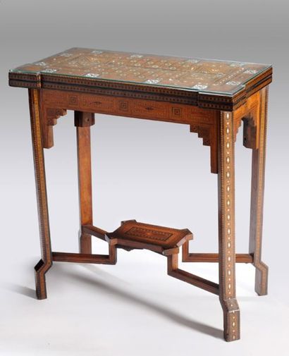 null TABLE DE JEU damasquinée en bois incrusté de nacre en marqueterie à motifs géométrique....
