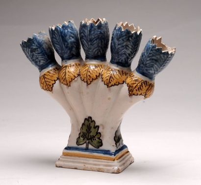 DELFT Vase dit « tulipière » du XVIIIe en porcelaine de Delft de forme mouvementée...