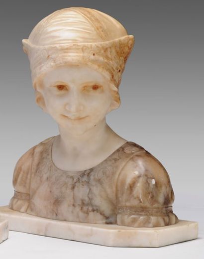 null SCULPTURE en marbre d'un buste de jeune fille. Travail italien du XIXe. Marble...