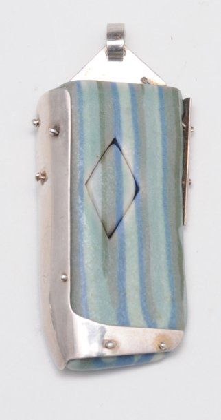 Jean CARTIER (1924-1996) Rare pendentif en céramique rayée bleu, vert et gris et...