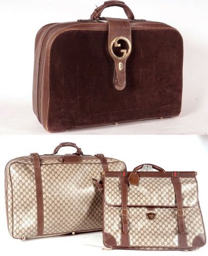 GUCCI GUCCI Grande valise Gucci vintage en cuir marron et toile cirée monogrammée....