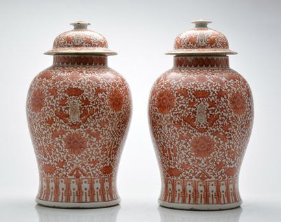 CHINE, FIN XIXe S. CHINE, FIN XIXe S. Paire de jarres en porcelaine émaillée à décor...