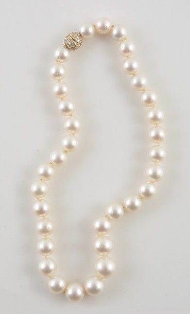 PERLES DES MERS DU SUD, OR 18K ET DIAMANTS Collier composé de trente-trois (33) perles...