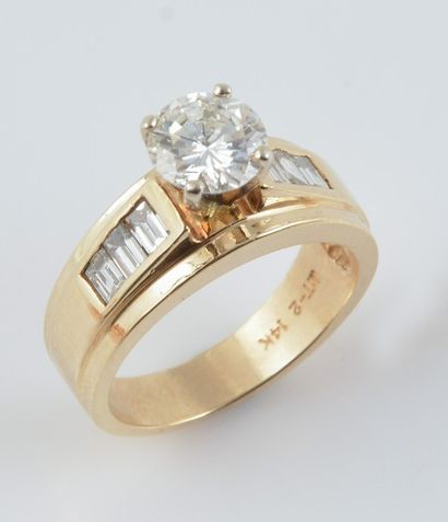 OR 14K ET DIAMANTS (1.14CT) Bague en or jaune et blanc sertie d'un diamant rond de...