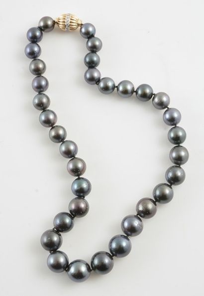 PERLES DE TAHITI, OR 18K ET DIAMANTS Collier composé de trente-trois (33) perles...