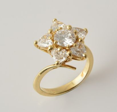 OR 18K ET DIAMANTS Bague fleur en or jaune 18K sertie d'un diamant rond de taille...