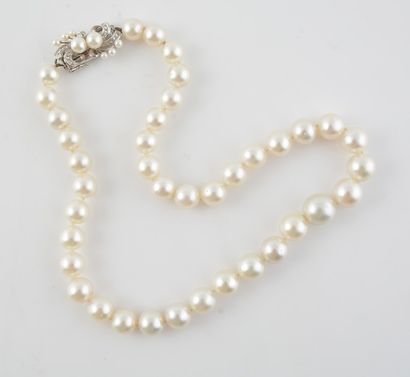 PERLES, OR 14K Collier de 39 perles rondes et blanches de culture, 10.05-14.13mm,...