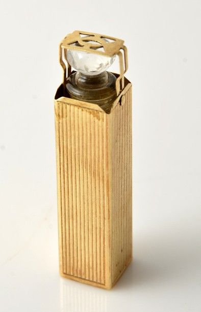 OR 14K Flacon de parfum en verre dans son étui en or jaune 14K. poids: 7.4g.
Glass...
