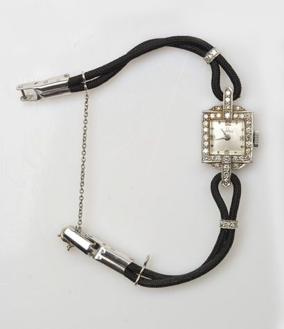 OMEGA - PLATINE ET DIAMANTS Bracelet-montre en platine sertie de petits diamants,...