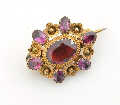 OR 14K Petite broche en or jaune 14K sertie de petites pierre violettes. Poids: 2.4gr....