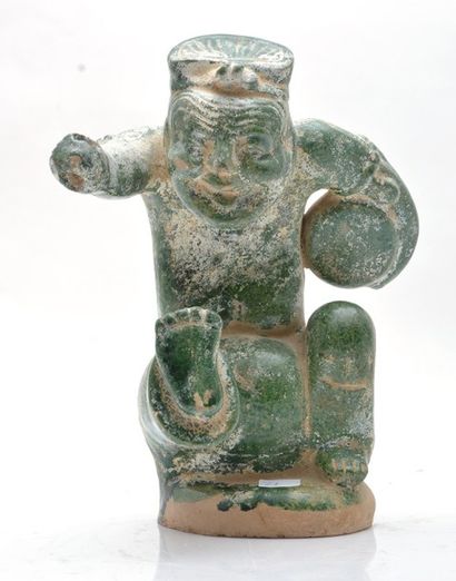 null Un personnage levant le pied dans le gout de la Dynastie Tang, en céramique...