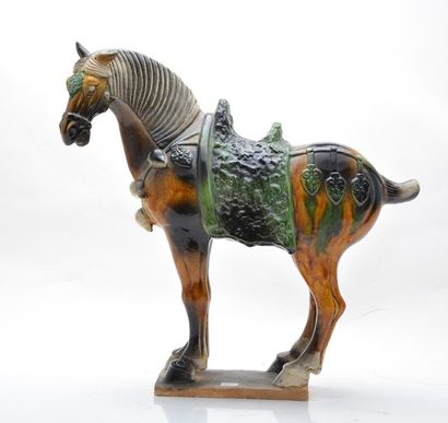null Un cheval dans le gout de la Dynastie Tang en céramique polychrome émaillée....