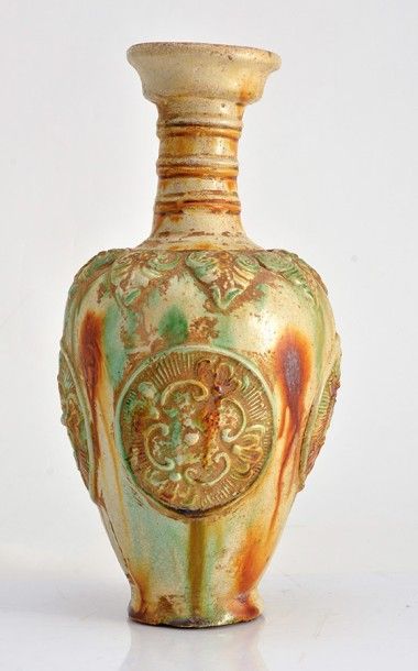 null Un vase balustre en céramique à glaçure polychrome dans le gout de la dynastie...
