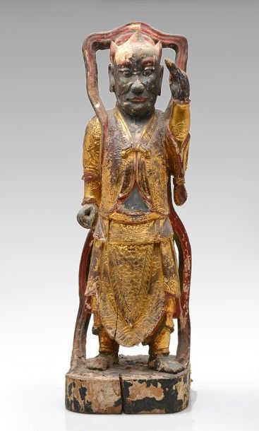 null Sculpture asiatique en bois à patine dorée, rouge et noire représentant un Buddha....