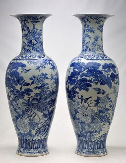 null CHINE XXe Paire de grands vases balustres à col évasé en faïence émaillée blanc-bleu...