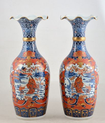 null Paire de grands vases Imari balustre en céramique à décor de personnages en...