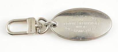 null LOUIS VUITTON Porte-clés en métal argenté de forme ovale avec l'inscription...