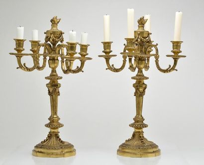DE STYLE LOUIS XVI Paire de candélabres en bronze doré et ciselé à quatre bras de...