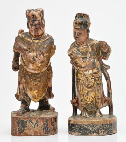 CHINE, XIXÈME SIÈCLE Paire de statuettes de dignitaires en bois sculpté polychrome....