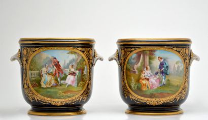 SÈVRES Paire de pots en porcelaine de Sèvres à décor de scènes galantes et paysages...