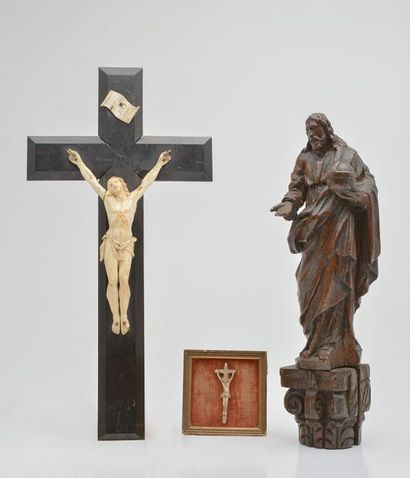 XVIIIème siècle Lot de deux Christ en croix dit Jansénistes en os, l’un faisant le...